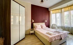 Apartment 65 - Airy Aprt At Top Center